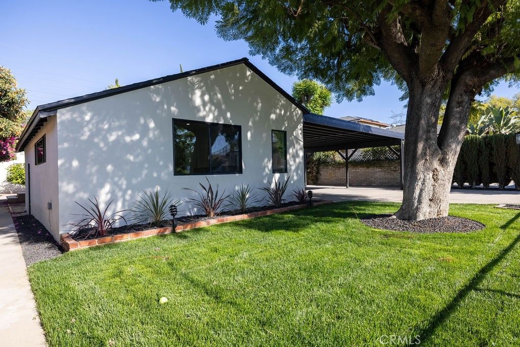 Photo of 5710 Wilbur Ave, Tarzana, CA 91356 (MLS # SR26081866)