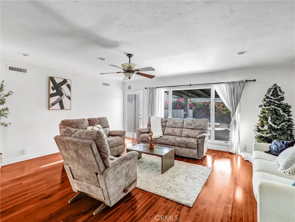 Downey, California 90241, United States, 3 Bedrooms Bedrooms, ,3 BathroomsBathrooms,Residential,Active,254487