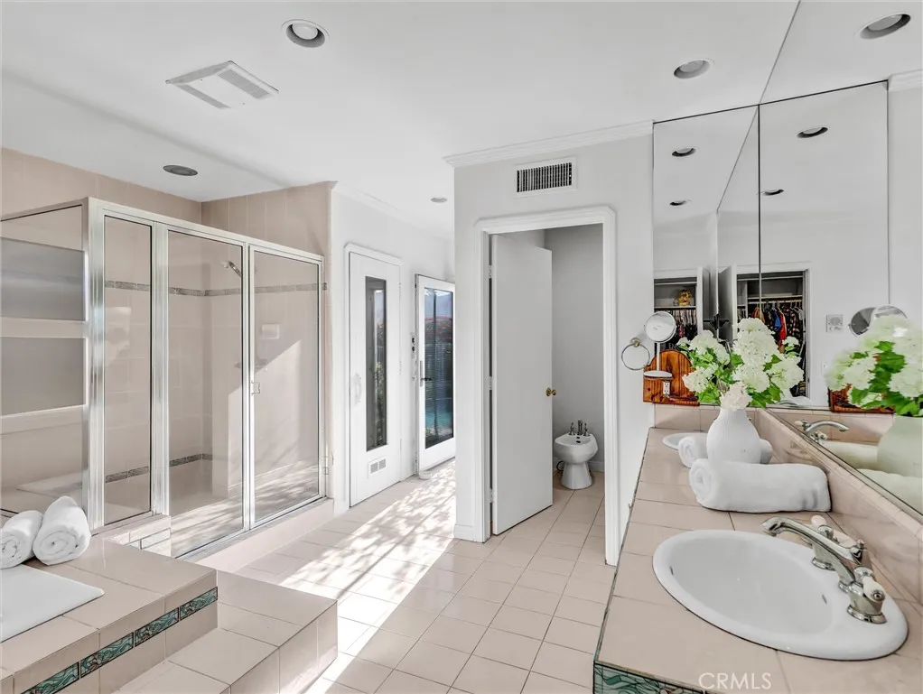 Downey, California 90241, United States, 3 Bedrooms Bedrooms, ,3 BathroomsBathrooms,Residential,Active,254487