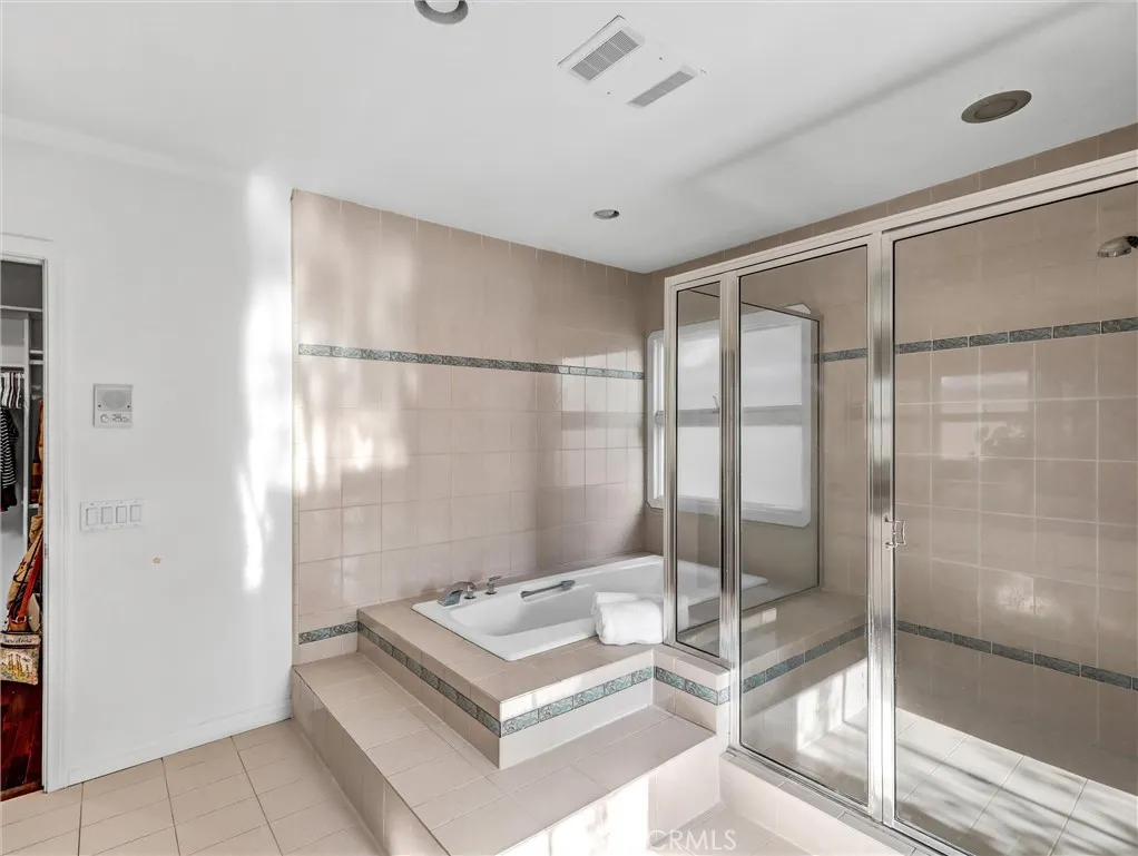 Downey, California 90241, United States, 3 Bedrooms Bedrooms, ,3 BathroomsBathrooms,Residential,Active,254487