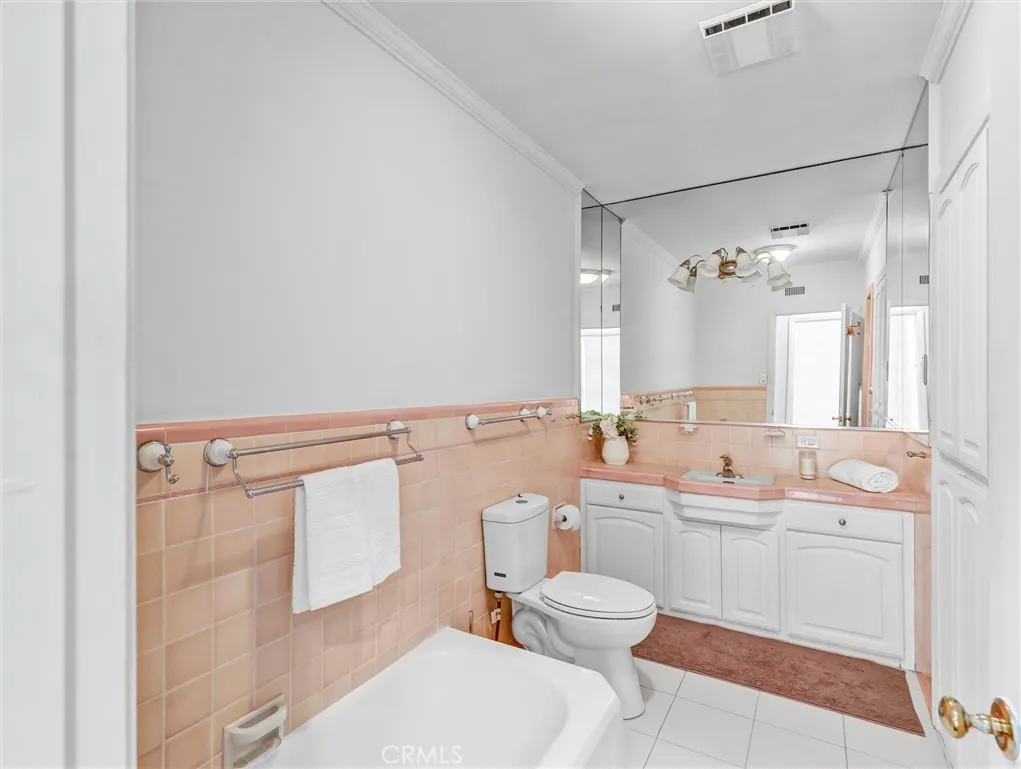 Downey, California 90241, United States, 3 Bedrooms Bedrooms, ,3 BathroomsBathrooms,Residential,Active,254487