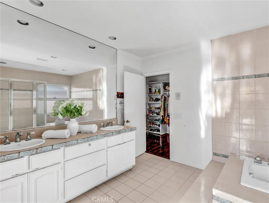 Downey, California 90241, United States, 3 Bedrooms Bedrooms, ,3 BathroomsBathrooms,Residential,Active,254487