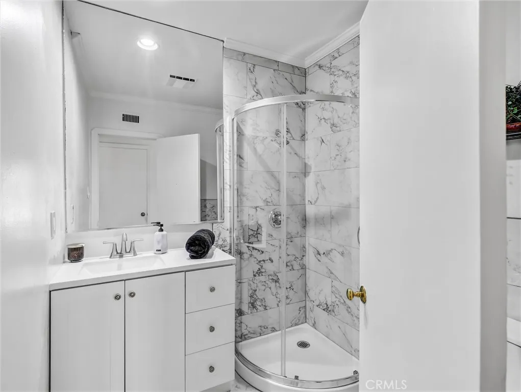 Downey, California 90241, United States, 3 Bedrooms Bedrooms, ,3 BathroomsBathrooms,Residential,Active,254487