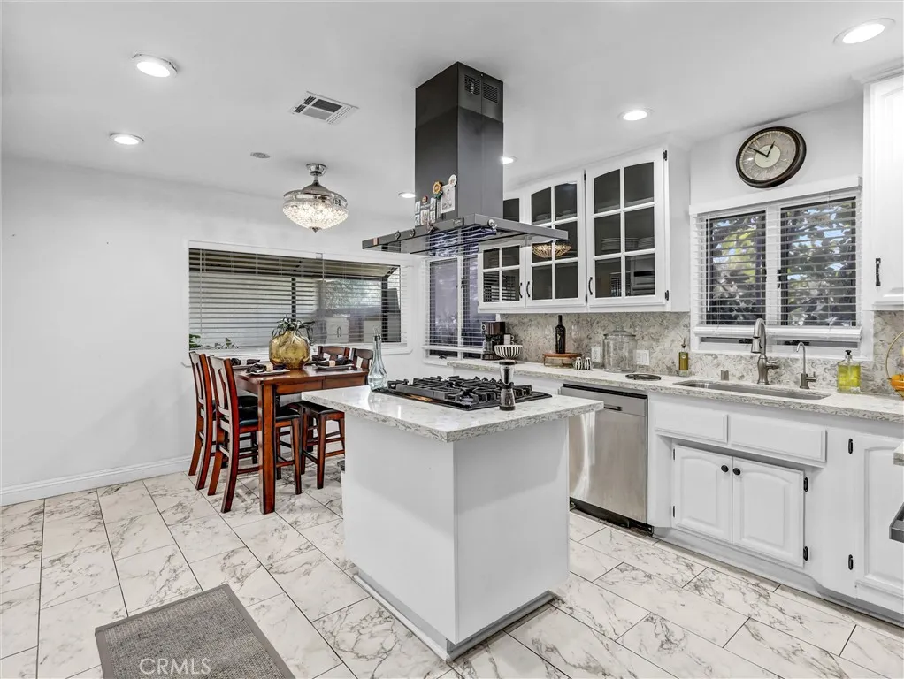 Downey, California 90241, United States, 3 Bedrooms Bedrooms, ,3 BathroomsBathrooms,Residential,Active,254487