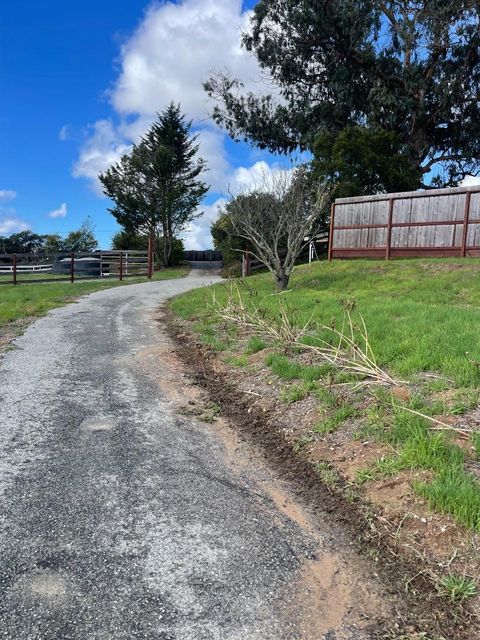 Photo of 17049 Mcguffie Road, Salinas, CA 93907 (MLS # ML82029571)