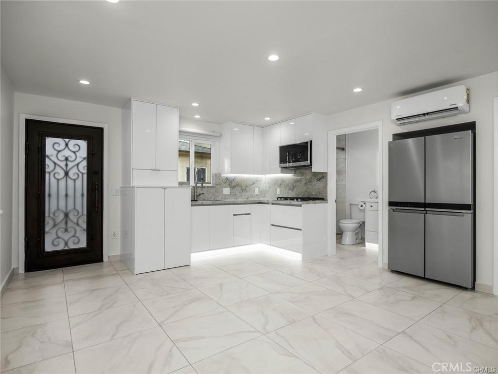 Welcome to this sun-filled, newly built studio in the heart of Tarzana—where modern design meets everyday comfort.
This thoughtfully designed unit features recessed lighting, designer tile flooring, a sleek bathroom with premium finishes, a fully equipped kitchen with top-tier appliances, and an in-unit washer/dryer. The energy-efficient mini-split AC ensures year-round comfort, while the spacious walk-in closet with custom built-ins keeps everything organized. Set on a quiet, tree-lined street with easy street parking, this home offers both style and convenience. Located just north of Ventura Blvd, with easy access to the 101 freeway, you’re perfectly positioned near local favorites including the new Trader Joe’s, charming cafés, and boutique shops.