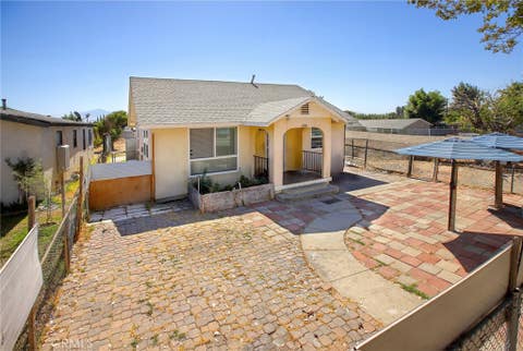 Photo of 125 N Date Avenue, Rialto, CA 92376 (MLS # CV26177837)