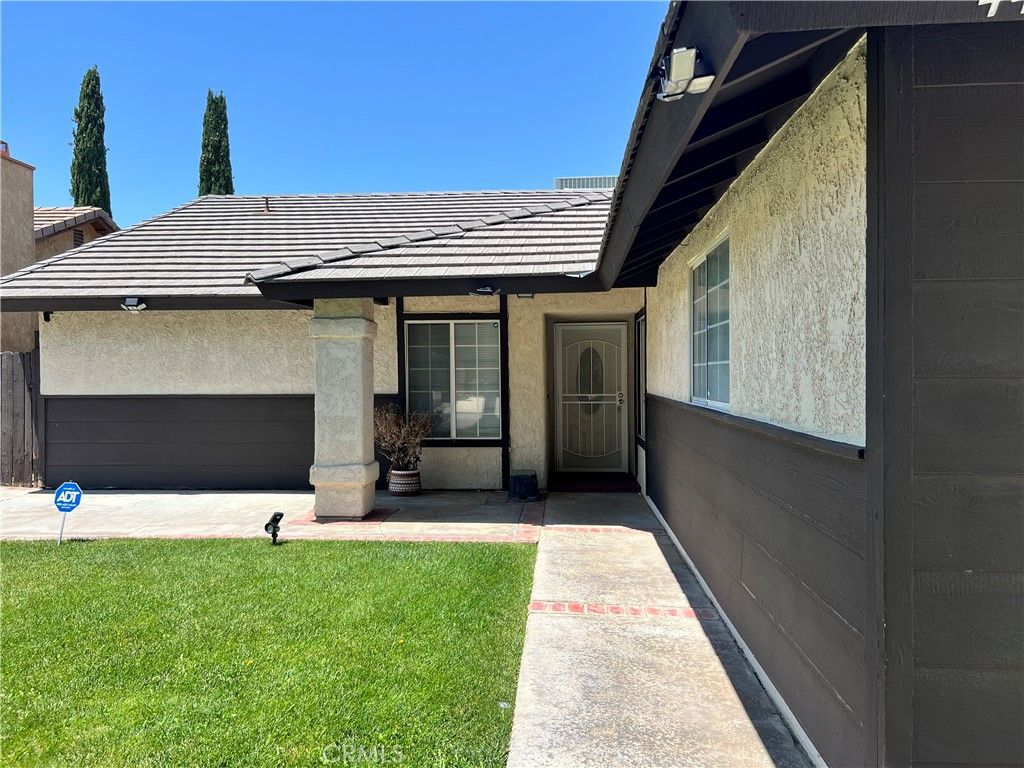 Photo of 44333 Albeck Ave, Lancaster, CA 93536 (MLS # SB25254963)