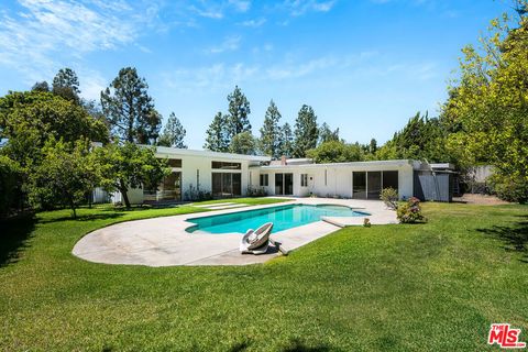 Photo of 1860 Loma Vista Drive, Beverly Hills, CA 90210 (MLS # 25613445) Photo of 1860 Loma Vista Drive, Beverly Hills, CA 90210 (MLS # 25613445)