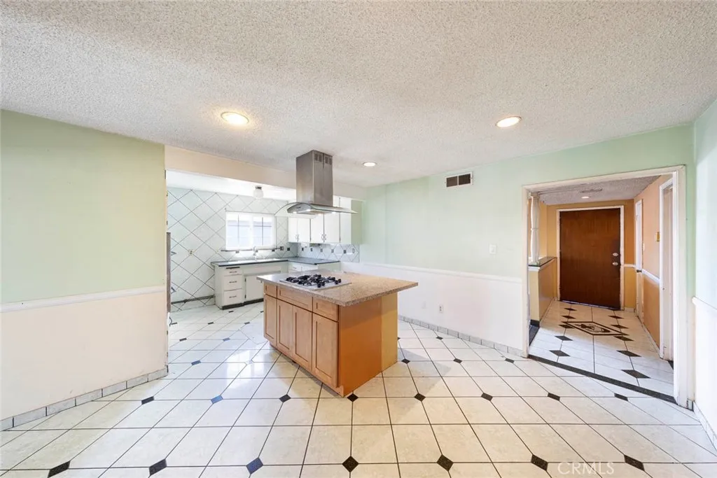 Carson, California 90745, United States, 3 Bedrooms Bedrooms, ,2 BathroomsBathrooms,Residential,Pending,222685