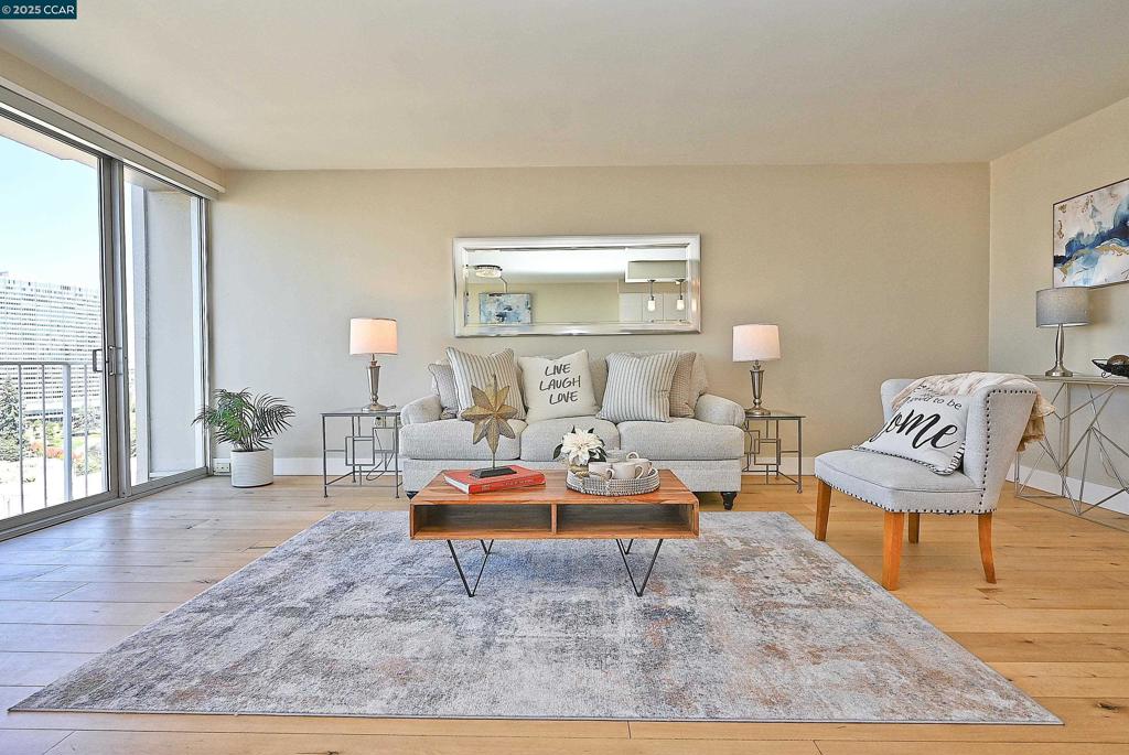 LAKESIDE REGENCY - Residential