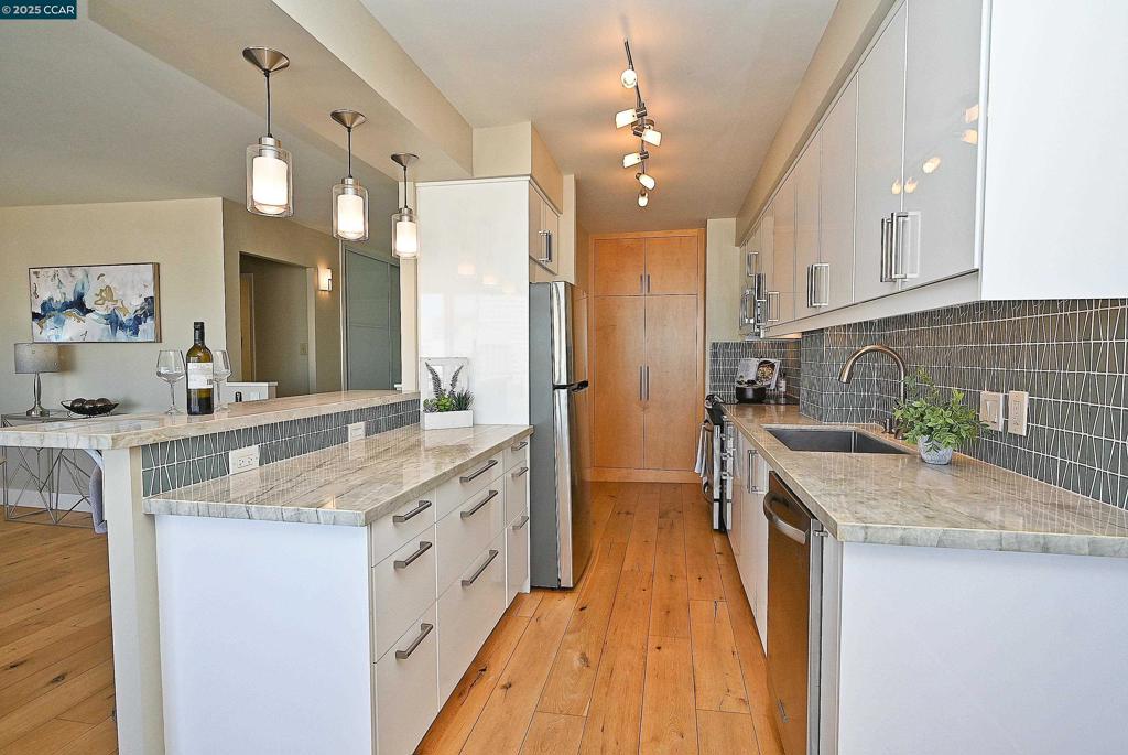 LAKESIDE REGENCY - Residential