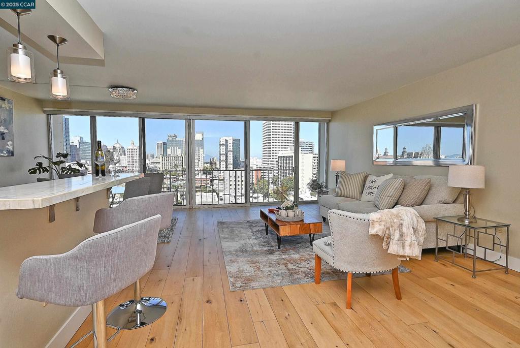 LAKESIDE REGENCY - Residential