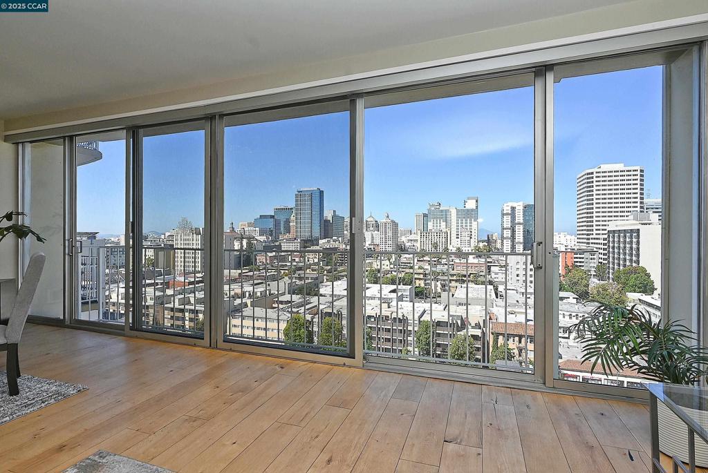 LAKESIDE REGENCY - Residential