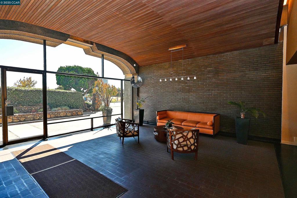 LAKESIDE REGENCY - Residential