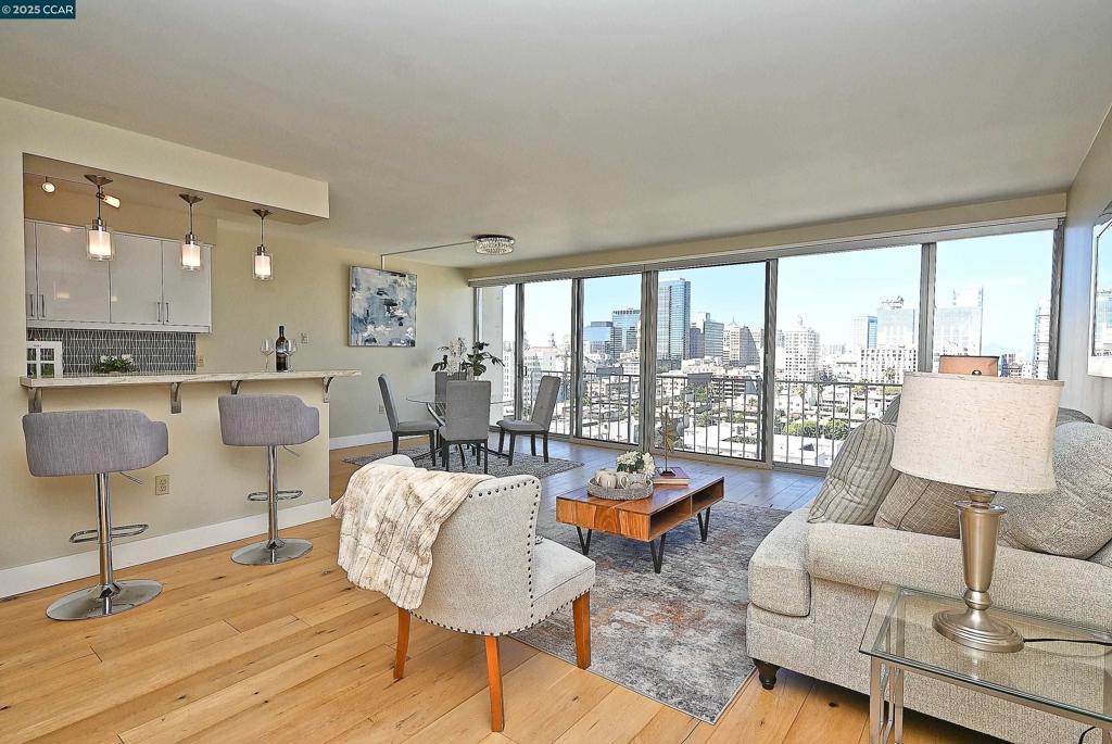 LAKESIDE REGENCY - Residential