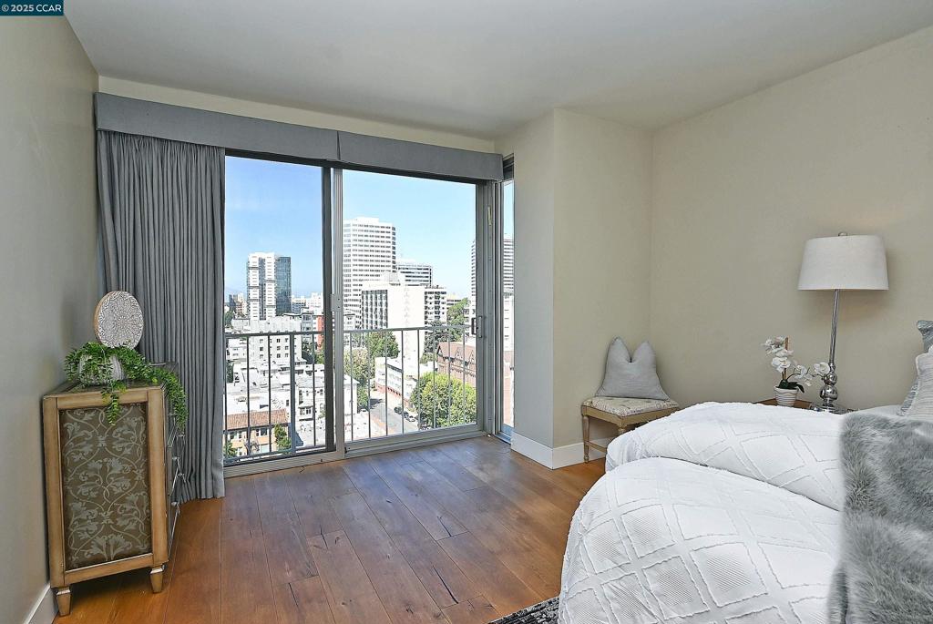 LAKESIDE REGENCY - Residential