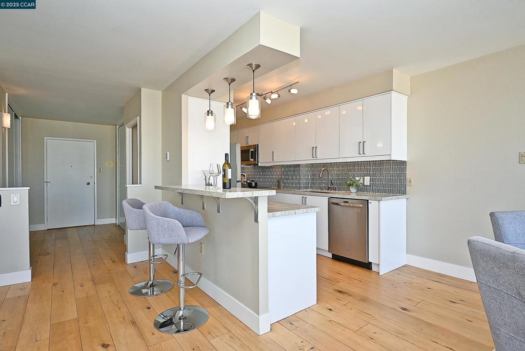 LAKESIDE REGENCY - Residential