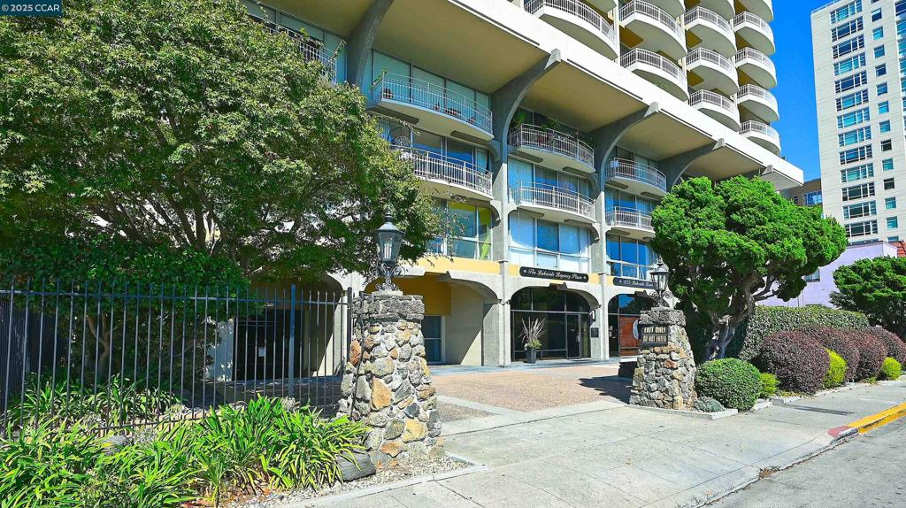 LAKESIDE REGENCY - Residential