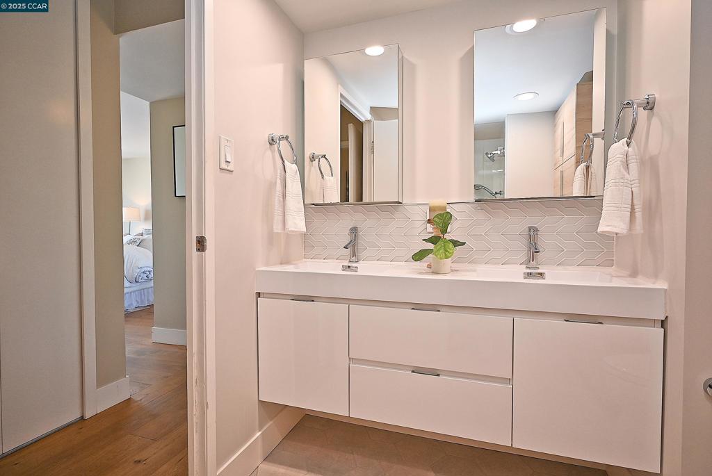 LAKESIDE REGENCY - Residential