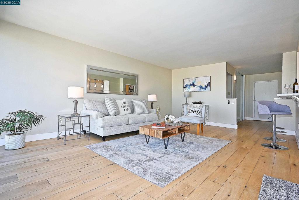 LAKESIDE REGENCY - Residential