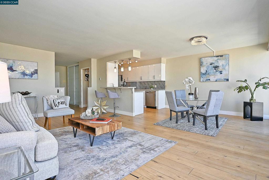 LAKESIDE REGENCY - Residential