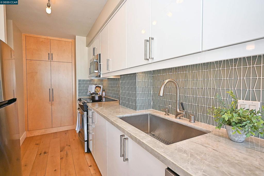 LAKESIDE REGENCY - Residential