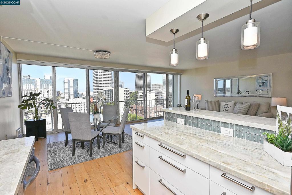 LAKESIDE REGENCY - Residential