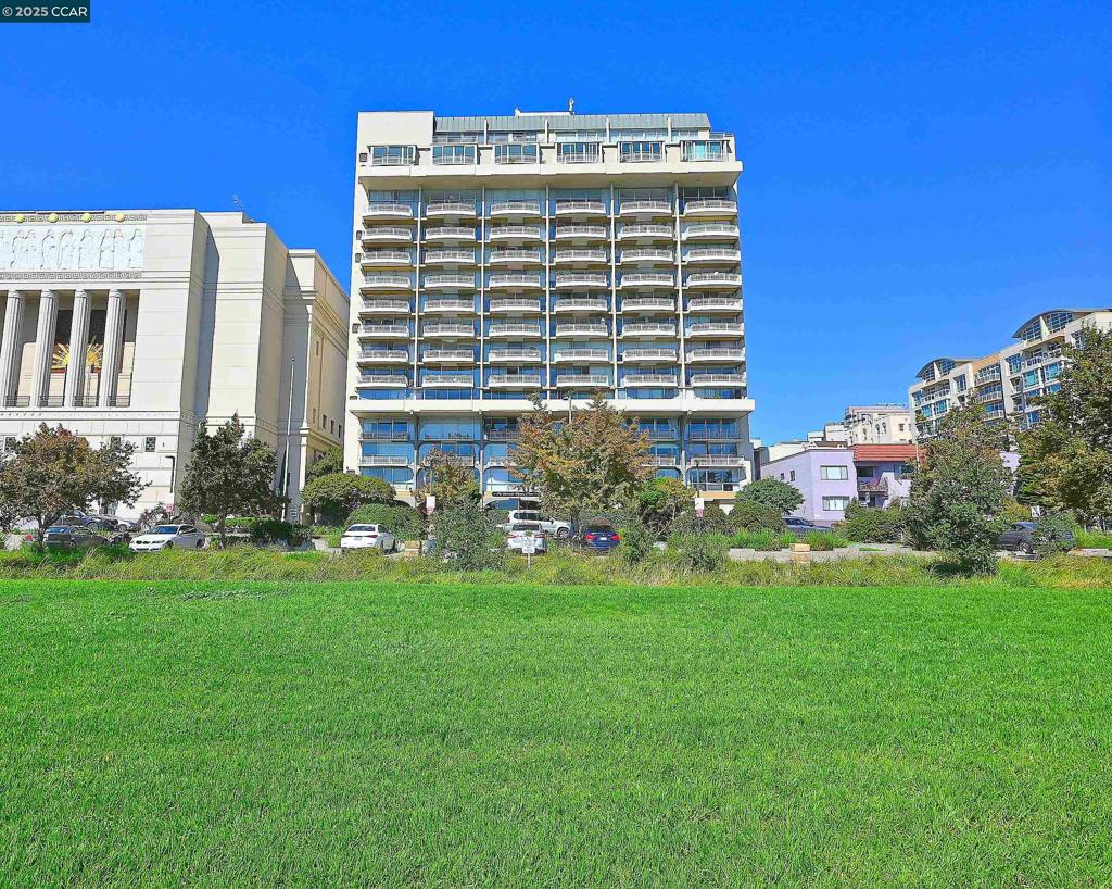 LAKESIDE REGENCY - Residential