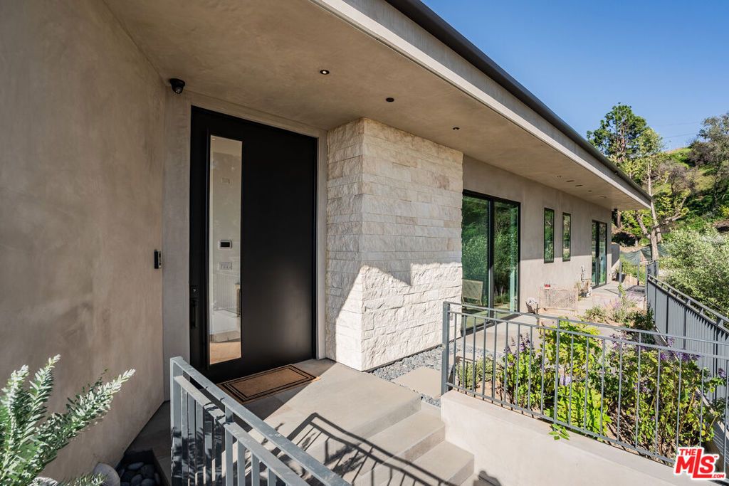 Photo of 1205 Las Lomas Place, Pacific Palisades, CA 90272 (MLS # 26660569)