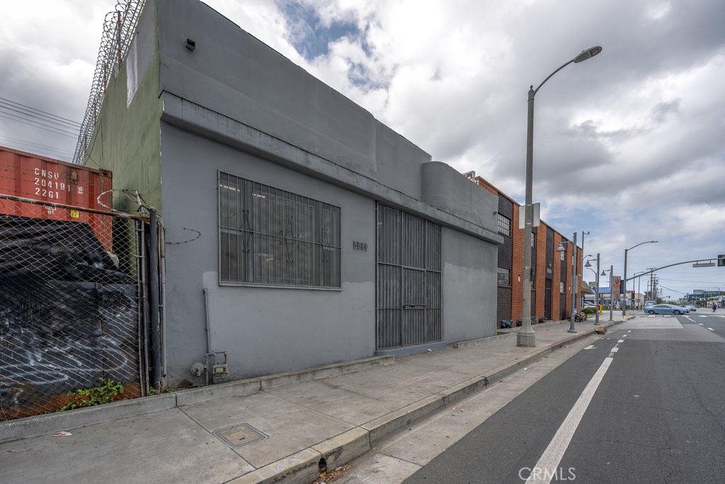 Located in the heart of the rapidly evolving West Adams corridor, this 2,880 SF freestanding commercial building with security gates throughout, offers rare flexibility and visibility just steps from the Metro Expo Line.
Highlights:
• Freestanding Industrial Building with modern, open layout
• Fully washable interior – ideal for food prep, creative, or production use
• Includes office space and 1.5 bathrooms w/ shower facilities
• Drive-in roll-up door with alley access
• Zoned CM (Commercial Manufacturing) – flexible for bakeries, food labs, light manufacturing, studios, etc.
• 1-minute walk to La Brea/Expo Metro Station for easy transit access
Nearby Businesses & Destinations:
• Culver Studios and Amazon Studios (10 min)
• West Adams favorites: Alta, Mizlala, Vicky’s All Day, Johnny Pastrami
• Helms Bakery District, Platform LA, and The Culver Steps
• Close to LACMA, USC, Downtown Culver City, and Apple’s LA campus
Surrounded by creative tenants and booming development, this location is ideal for businesses seeking a functional, professional, and well-located flex space in one of LA’s most energized growth corridors.