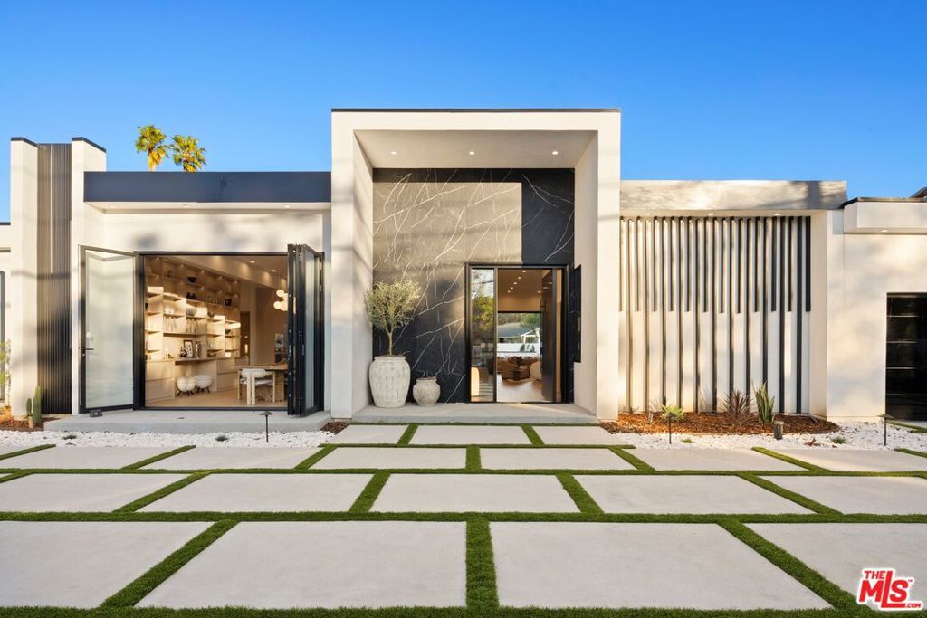 Photo of 5200 Oakdale Avenue, Woodland Hills, CA 91364 (MLS # 26636337)