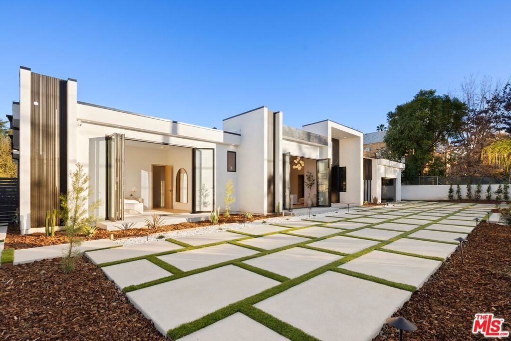 Photo of 5200 Oakdale Avenue, Woodland Hills, CA 91364 (MLS # 26636337)