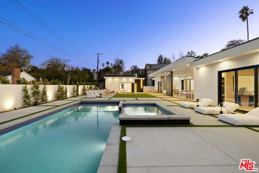 Photo of 5200 Oakdale Avenue, Woodland Hills, CA 91364 (MLS # 26636337)