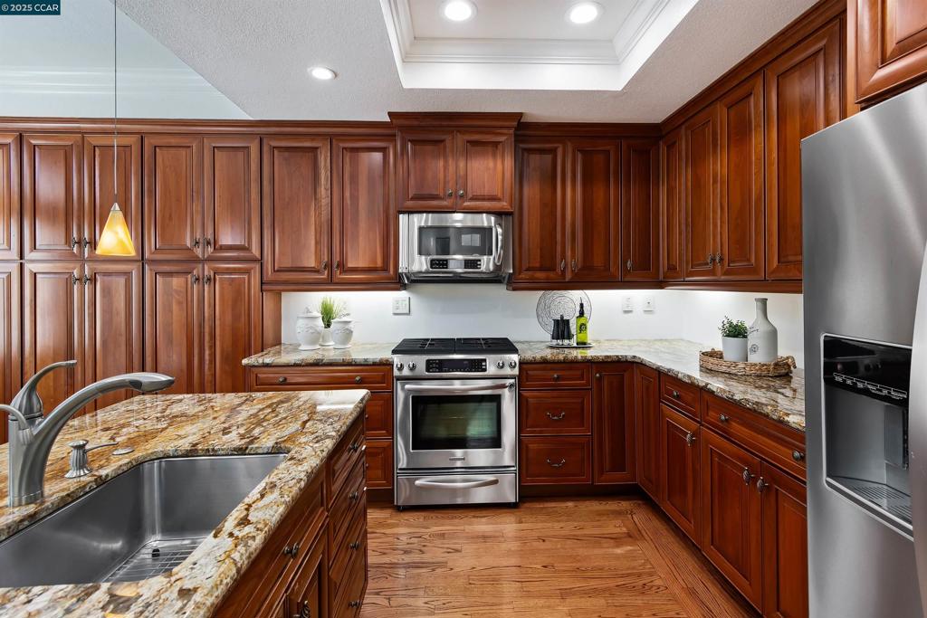 CANYON LAKES - Residential