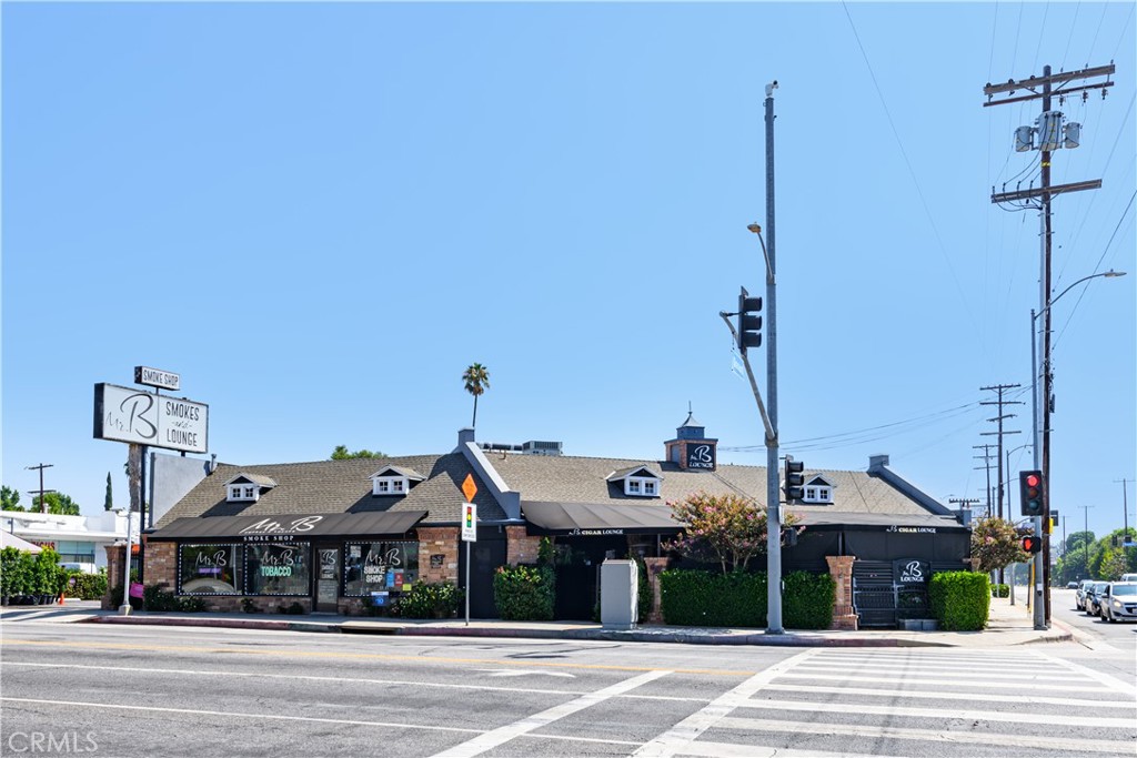 Rare Opportunity – Charming 2-Bedroom with Private Deck in Prime Van Nuys Location.
Don’t miss this unique chance to live in a beautifully maintained 2-bedroom, 1-bath unit located on the second floor of a mixed-use retail complex at the corner of Oxnard and Woodman. This bright and airy residence features a spacious layout with skylights, central A/C, and in-unit laundry for your convenience.
Enjoy a generous kitchen perfect for home-cooked meals and entertaining. Step out onto your large private deck—ideal for outdoor gatherings, relaxing evenings, or weekend hangouts.
Additional highlights include:
Excellent location with easy freeway access.
Ample on-site parking.
Walking distance to convenience stores and local amenities.
A rare blend of comfort, privacy, and location—schedule your tour today!