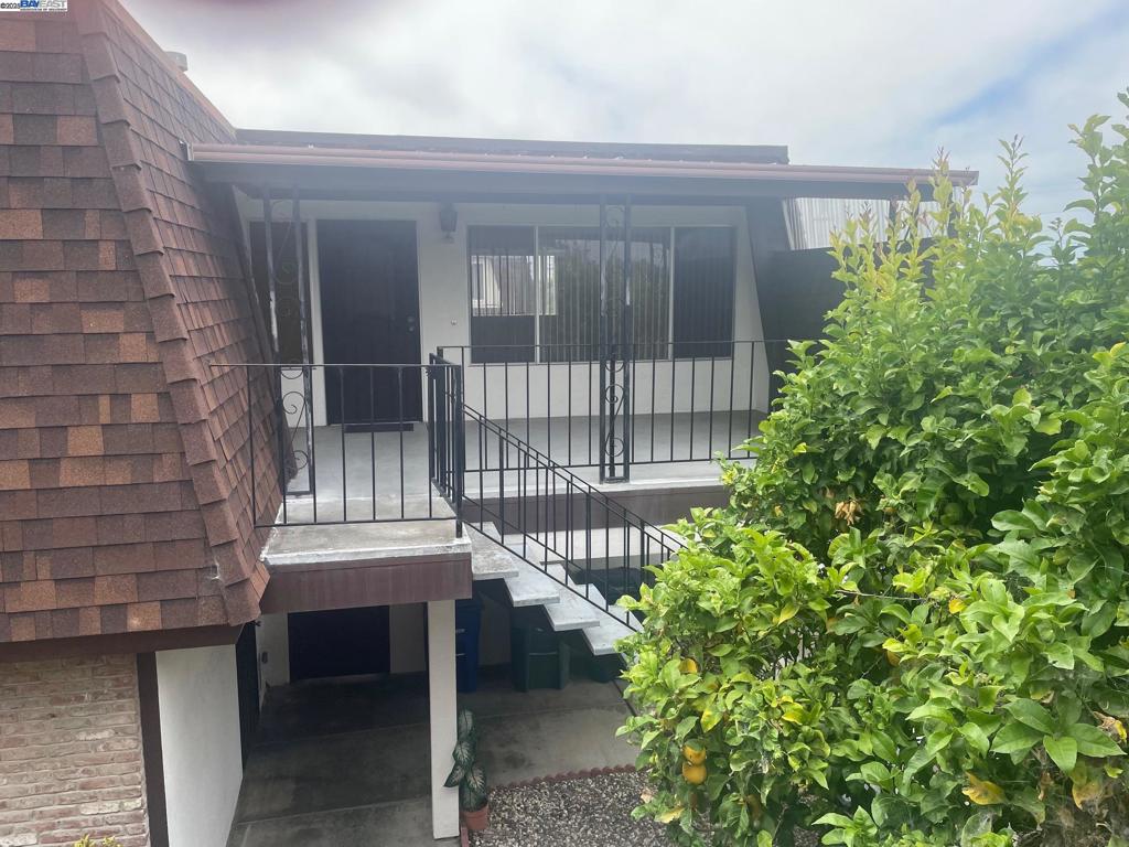 This charming upper unit townhouse offers a bright and cozy living space with a spacious front patio—perfect for enjoying the outdoors. The home features a large master bedroom suite and a generously sized second bedroom. Conveniently located near the 880 freeway, it's also within walking distance to a variety of restaurants, a supermarket, and a golf course. Enjoy weekend BBQs or scenic hikes at the nearby Marina Shoreline.