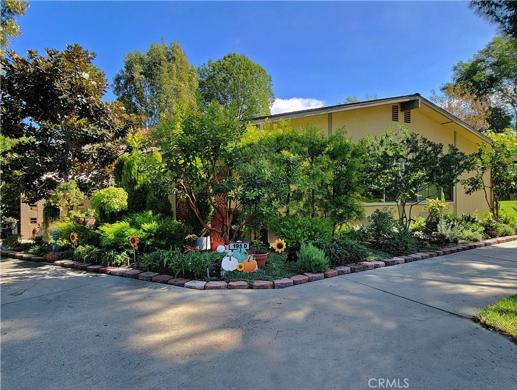 Photo of 191 AVENIDA MAJORCA #D, Laguna Woods, CA 92637 (MLS # OC25246578)