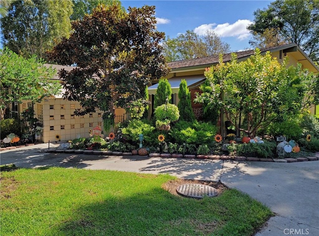 Photo of 191 AVENIDA MAJORCA #D, Laguna Woods, CA 92637 (MLS # OC25246578)