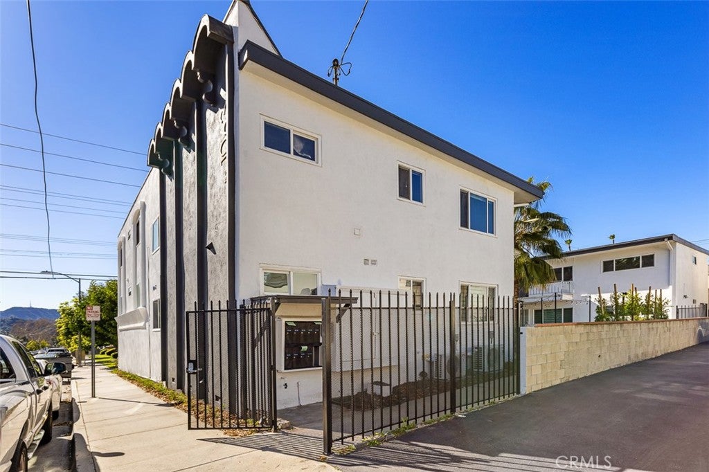 1063 Justin Avenue