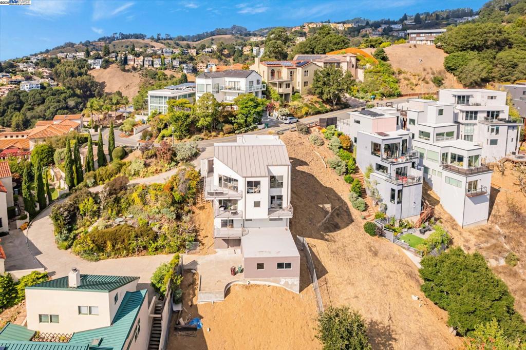 CLAREMONT HILLS - Residential