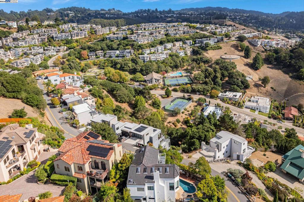 CLAREMONT HILLS - Residential