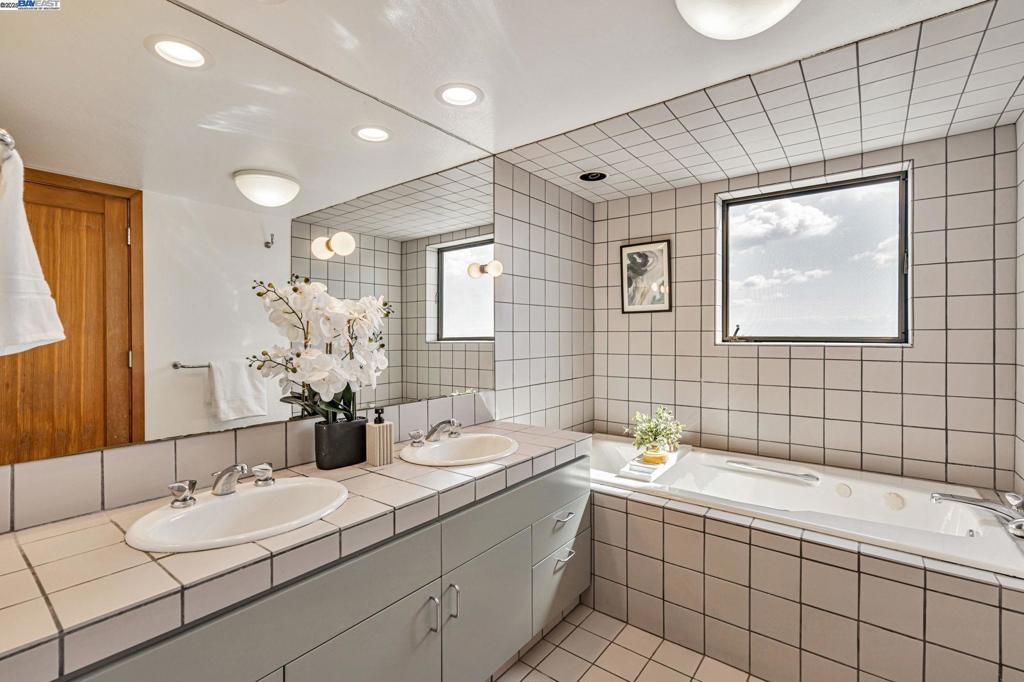 CLAREMONT HILLS - Residential