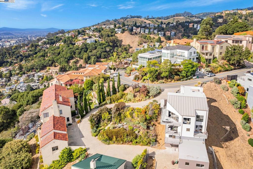 CLAREMONT HILLS - Residential