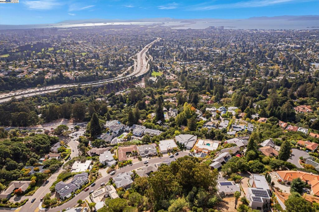 CLAREMONT HILLS - Residential