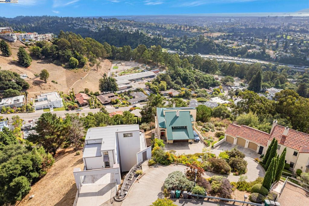 CLAREMONT HILLS - Residential