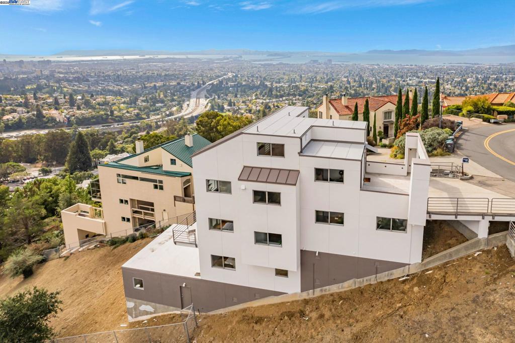 CLAREMONT HILLS - Residential