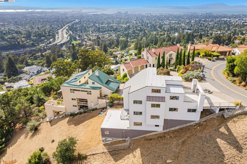 CLAREMONT HILLS - Residential