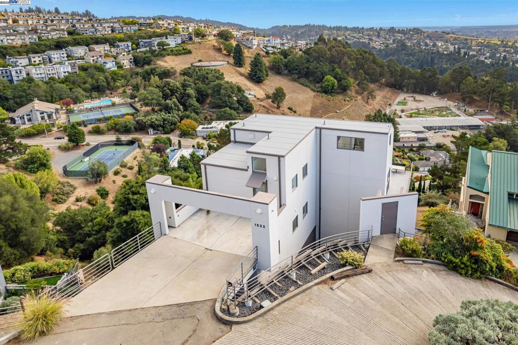 CLAREMONT HILLS - Residential