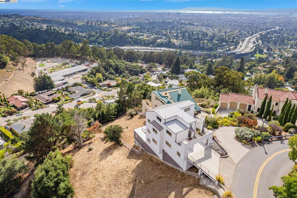 CLAREMONT HILLS - Residential